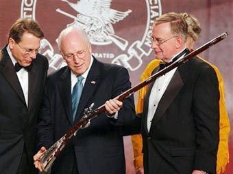 Вице-презиеднт США Дик Чейни (в центре). Фото AFP