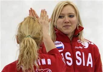 Сборная России по керлингу празднует победу над сборной Дании. Фото AFP