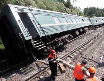 Аварийные работы на месте крушения поезда "Грозный - Москва". Фото Reuters, 13 июня 2005 года