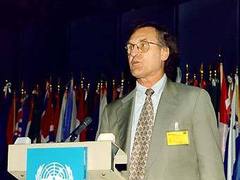 Стивен Льюис, представитель ООН по вопросам ВИЧ/СПИД в Африке, фото с сайта conference2003.ewb.ca Стивен Льюис, представитель ООН по вопросам ВИЧ/СПИД в Африке, фото с сайта conference2003.ewb.ca