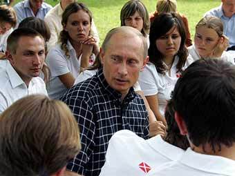 Владимир Путин и представители движения "Наши", фото пресс-службы президента России