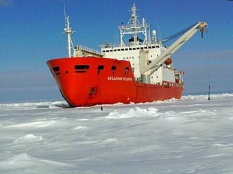"Академик Федоров" в полярных льдах, фото с сайта aari.nw.ru