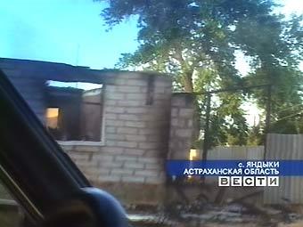 Дом, сожженный в ходе беспорядков в селе Яндыки, кадр телеканала "Россия", архив
