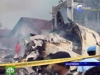Обломки разбившегося Boeing 737-200, кадр телеканала НТВ