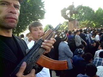 Вооруженная толпа на улицах Андижана, кадр телеканала "Россия", архив 