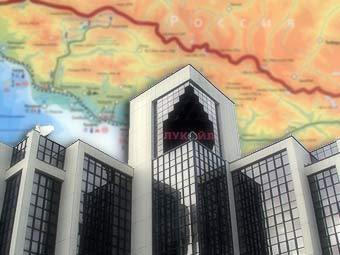 Офис НК "Лукойл" (фото Николая Данилова) на фоне карты Абхазии (иллюстрация с сайта abkhazia.ru) 
