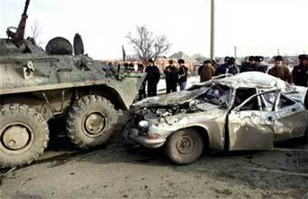 Российский бронетранспортер рядом с помятым им автомобилем, фото AFP