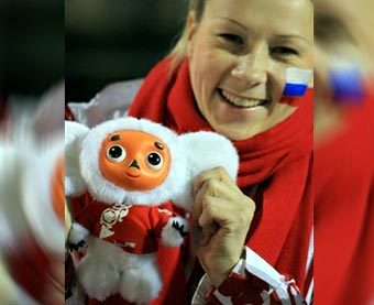 Болельщица с талисманом российской сборной Чебурашкой. Фото AFP
