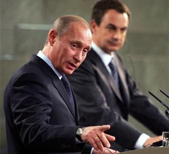 Владимир Путин на совместной пресс-конференции с премьер-министром Испании Хосе Луисом Родригесом Сапатеро. Фото AFP