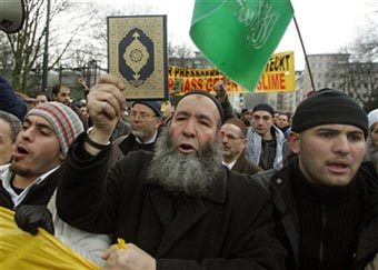 Демонстрация мусульман в Дюссельдорфе. Фото AFP