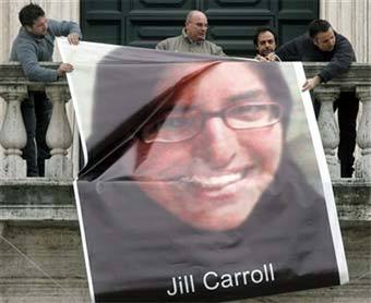 Итальянцы в знак солидарности вывешивают портрет Джилл Кэрролл на одной из римских площадей. Фото AFP