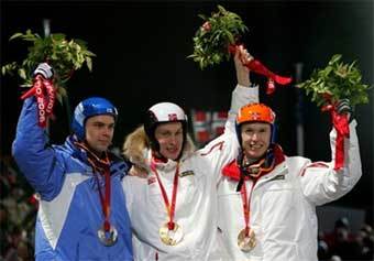 Призеры в соревнованиях по прыжкам с трамплина - Матти Хаутамяки, Ларс Бистоль и Роар Льокельсой. Фото AFP