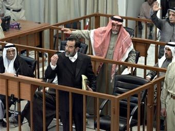 Саддам Хусейн на судебных слушаниях. Фото AFP