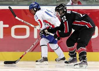Канадская хоккеистка Хейли Викенхайзер ведет борьбу с итальянкой Мануэлой Фриз. Фото AFP