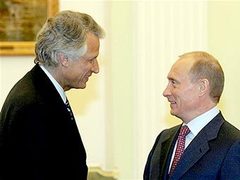 Доминик де Вильпен и Владимир Путин на встрече в Кремле. Фото AFP Доминик де Вильпен и Владимир Путин на встрече в Кремле. Фото AFP