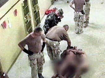 Издевательства над заключенными в багдадской тюрьме "Абу-Граиб". Фото, показанное в эфире Первого канала, архив