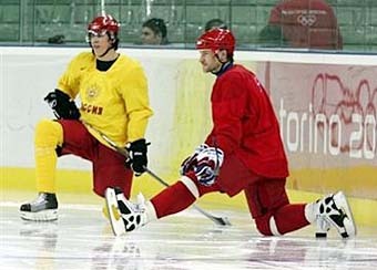 Капитан сборной России Алексей Ковалев (справа) и Евгений Малкин тренируются на олимпийском льду. Фото СР