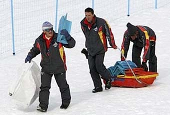 Волонтеры вынуждены раньше времени убирать спортивный инвентарь с места соревнований. Фото AFP