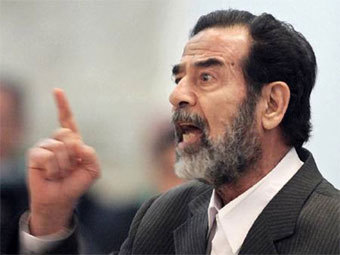 Саддам Хусейн в зале суда. Архивное фото Reuters