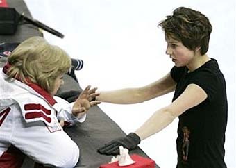 Ирина Слуцкая (справа) и ее тренер Жанна Громова во время первой тренировки в Турине. Фото Reuters