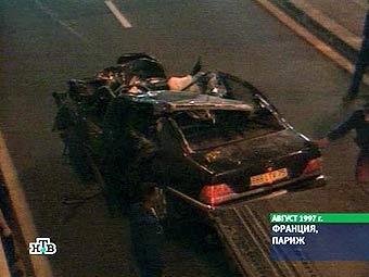 Разбитый автомобиль принцессы Дианы. Кадр телеканала НТВ, архив