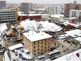 Вид на разрушенное здание Басманного рынка. Фото AFP