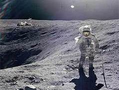 Участник экспедиции Apollo 16 на Луне. Фото с сайта planetaryprotection.nasa.gov Участник экспедиции Apollo 16 на Луне. Фото с сайта planetaryprotection.nasa.gov