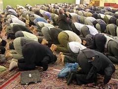 Совершающие намаз, фото с сайта mohammad.akkasee.com Совершающие намаз, фото с сайта mohammad.akkasee.com
