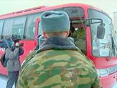 Призывники на сборном пункте. Кадр Первого канала Призывники на сборном пункте. Кадр Первого канала