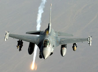 F-16.   