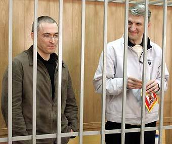 Михаил Ходорковский и Платон Лебедев в зале суда. Фото Reuters, архив