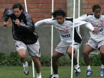 Футболисты сборной Перу: крайний слева   Клаудио Писарро, в центре   Сантьяго Акасита. Фото AFP