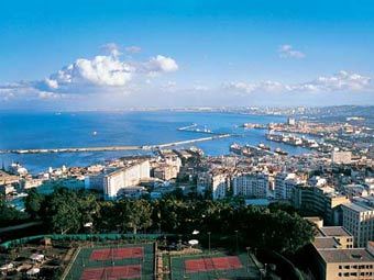 Панорама столицы Алжира. Фото с сайта trekearth.com 
