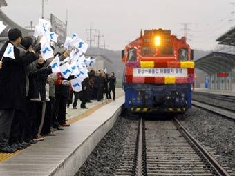 Граждане Южной Кореи провожают поезд на север. Фото AFP