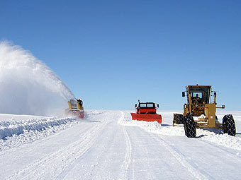 Снегоуборочная техника на полосе Уилкинса. Фото с сайта aad.gov.au