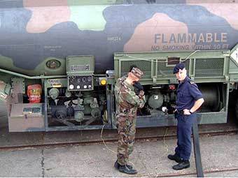 Норвежские военные у топливозаправщика. Фото с сайта knmskjold.org