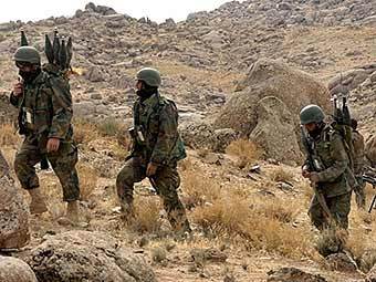 Афганские cолдаты патрулируют окрестности Муса-Калы. Фото AFP
