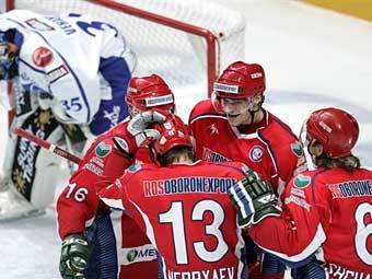 Хоккеисты сборной России празднуют гол в ворота финнов. Фото AFP