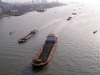 Корабли на реке Янцзы. Фото пользователя Cheol Ryu с сайта wikipedia.org