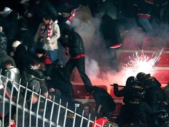 Беспорядки на стадионе в Праге во время игры "Спарта" - "Спартак". Фото AFP