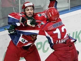 Алексей Морозов и Данис Зарипов (номер 12). Фото AFP