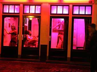 "Окна" проституток в Амстердаме. Фото с сайта The Daily Mail