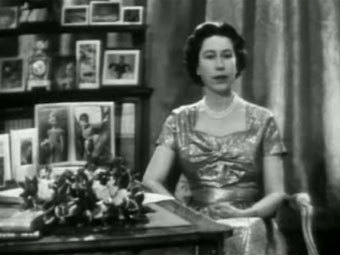 Кадр из первого телевизионного поздравления Елизаветы II