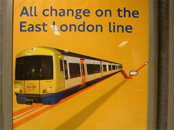 Плакат в метро Лондона, сообщающий о закрытии "оранжевой" ветки. Фото Wikimedia Commons