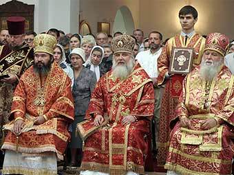 Архиепископ Арсений (в центре). Фото с сайта nsad.ru