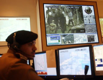 Саудовский полицейский на центральном пункте камер наблюдения. Фото AFP