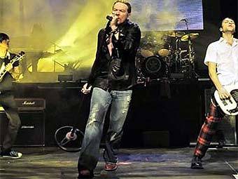 Guns N'Roses.     