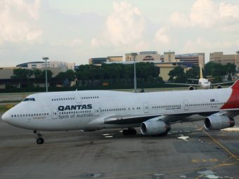 Boeing 747  Qantas.   Terence Ong   wikimedia.org